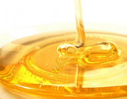 Деревянной лопаткой или столовой ложкой мед поднимают над поверхностью открытого сосуда с медом и круговыми движениями лопатку поворачивают несколько раз.